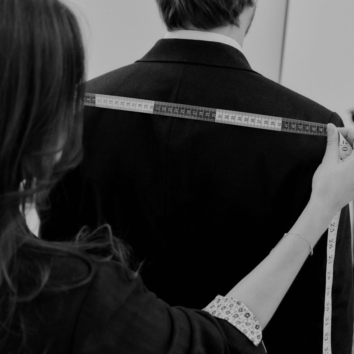 Made-to-measure fitting for custom suit - Essayage sur mesure pour un costume custom